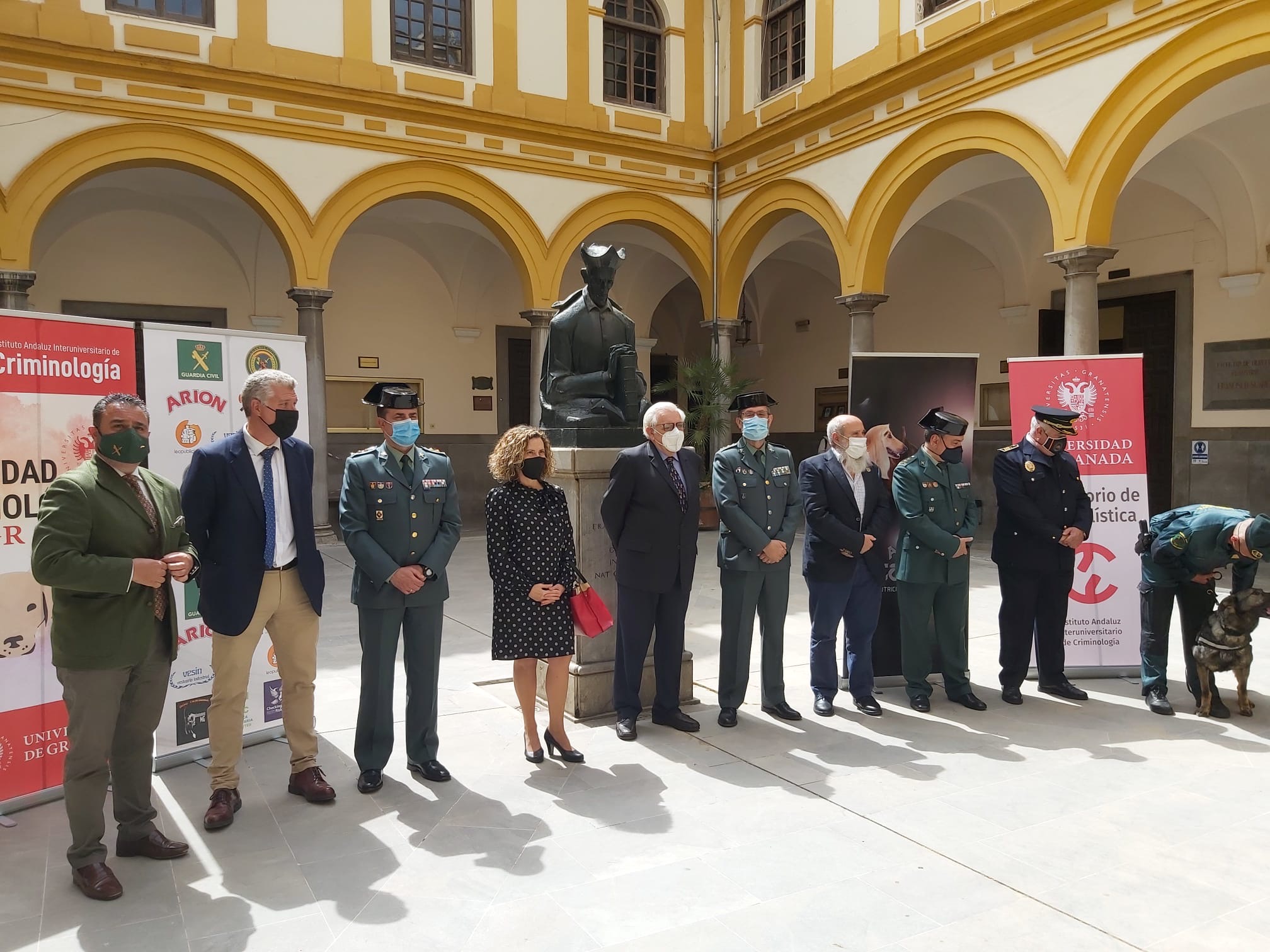 Final del acto de presentación del proyecto con los asistentes posando