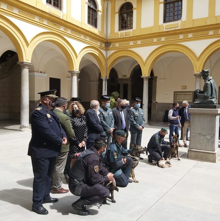 Acto de presentación con gente posando