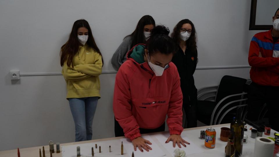 Personas realizando actividades en un laboratorio