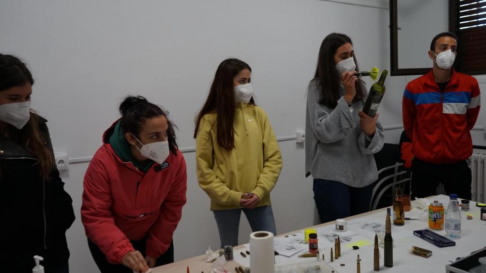 Personas realizando actividades en un laboratorio