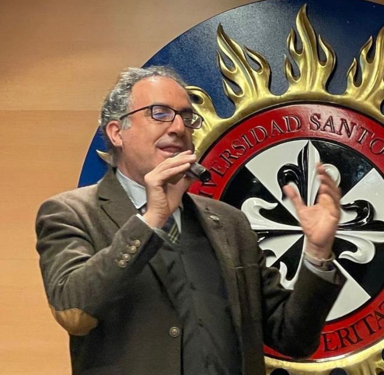 Profesor Dr. Miguel Ángel Cano durante su intervención