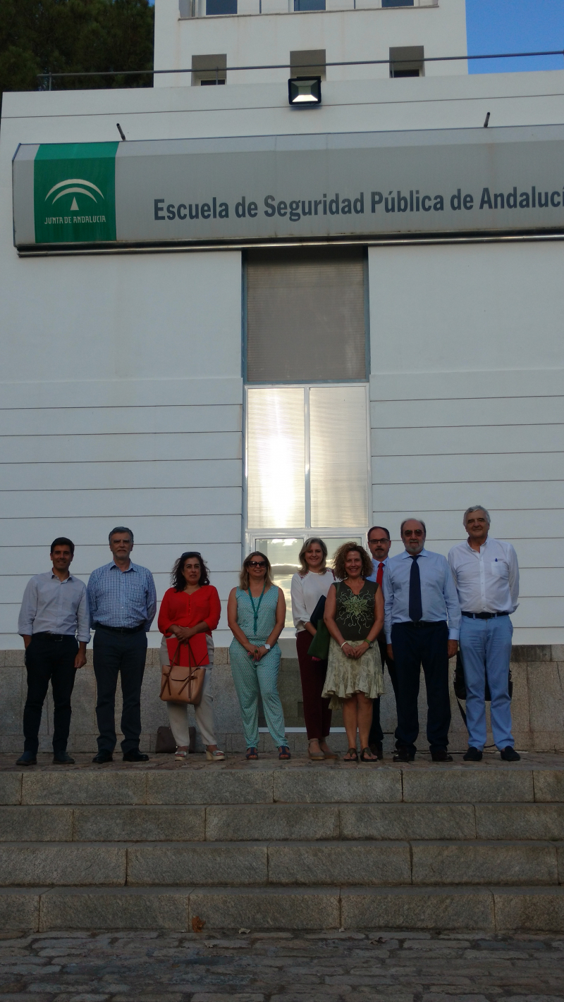 Reunión con la escuela de salud pública un grupo de personas delante de un edificio