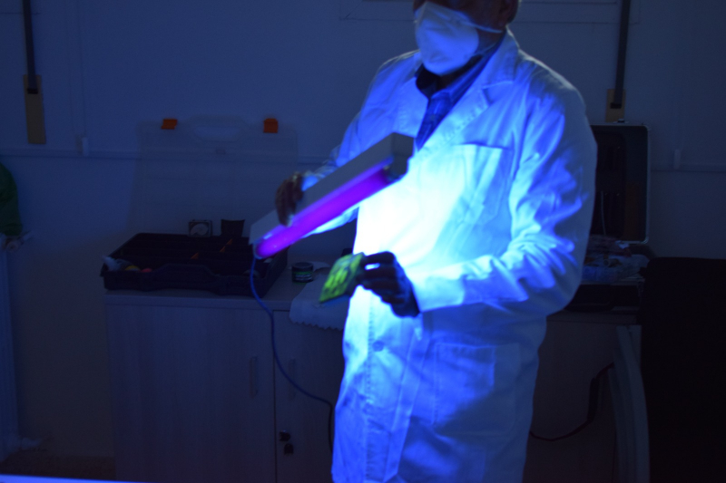 Foto portada Una persona usando un aparato luminoso